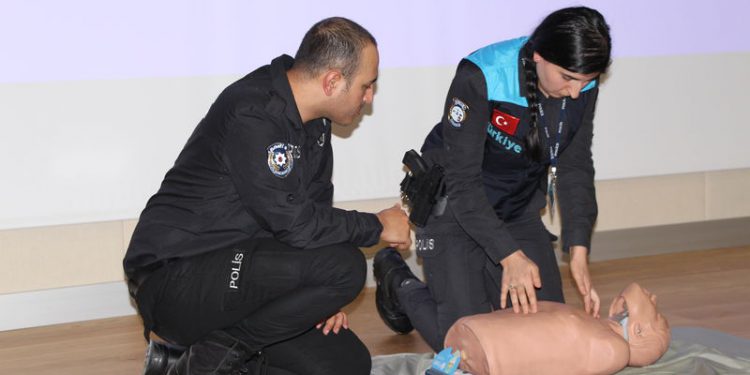 Havalimanı polislerine ilk yardım eğitimi