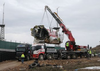 Kaza yapan uçağın gövdesi kaldırıldı
