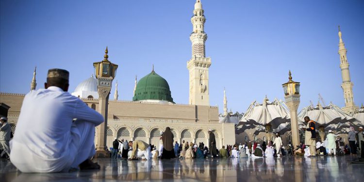 Suudi Arabistan umre ziyaretlerini askıya aldı