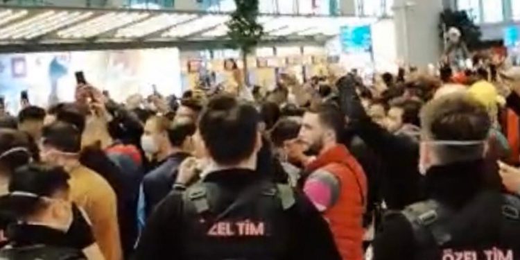 Cezayirli yolcular İstanbul Havalimanı’nda eylem yaptı