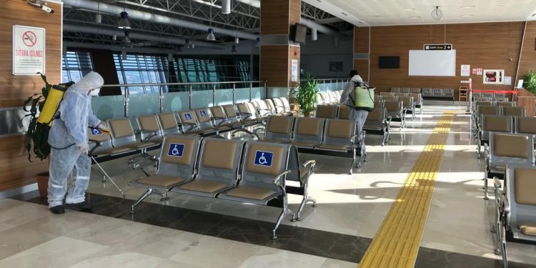 Havalimanlarında koronavirüs önlemleri sürüyor