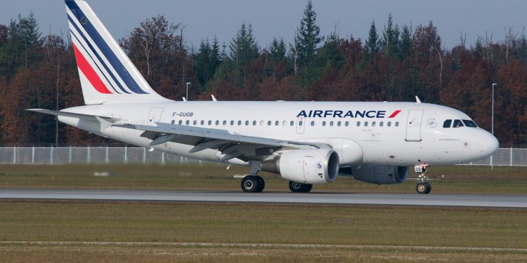 Air France yolculara maske dağıtacak