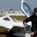 Pilotlar kendi uçaklarıyla maske dağıtıyor