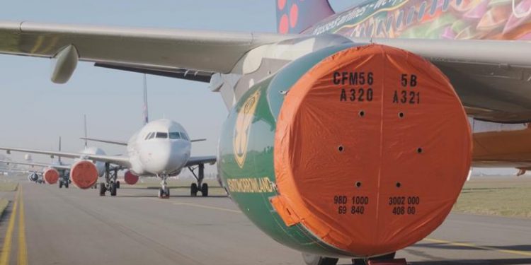 Parka çekilen uçakların motorları böyle korunuyor!