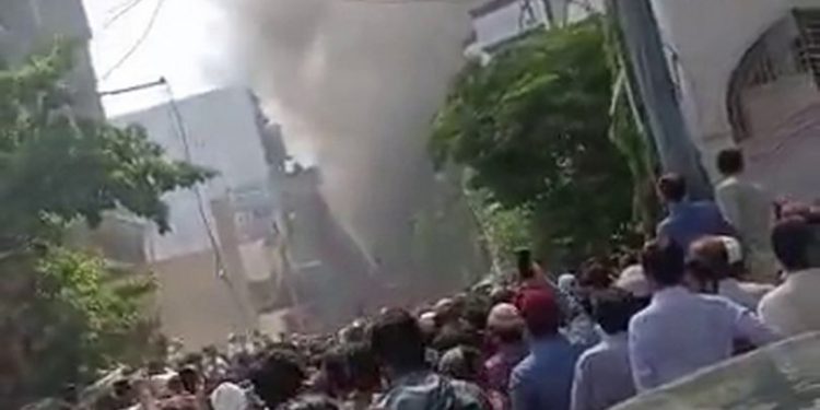 Pakistan’da yolcu uçağı evlerin üstüne düştü