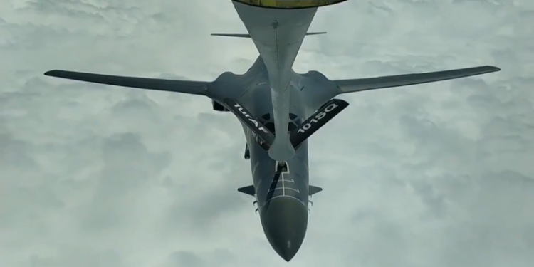 Türk tanker uçağından ABD uçaklarına havada yakıt ikmali