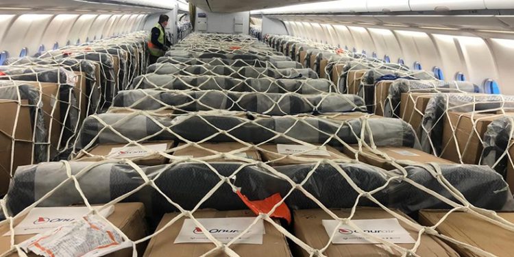 Onur Air yolcu uçağıyla kargoya başladı