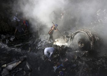 Pakistan’da düşen uçakta 2 kişi kurtuldu