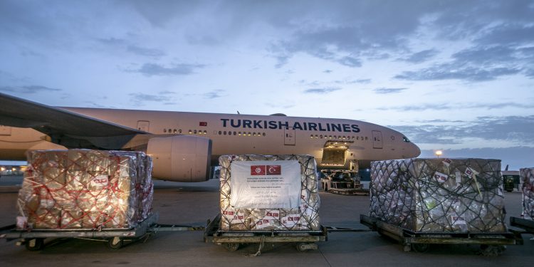 Tunus’a yardım malzemelerini THY taşıdı
