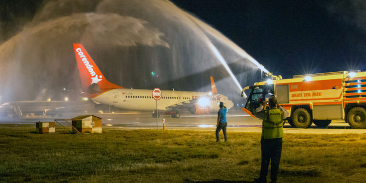 Corendon Antalya’ya sezonun ilk yolcularını indirdi