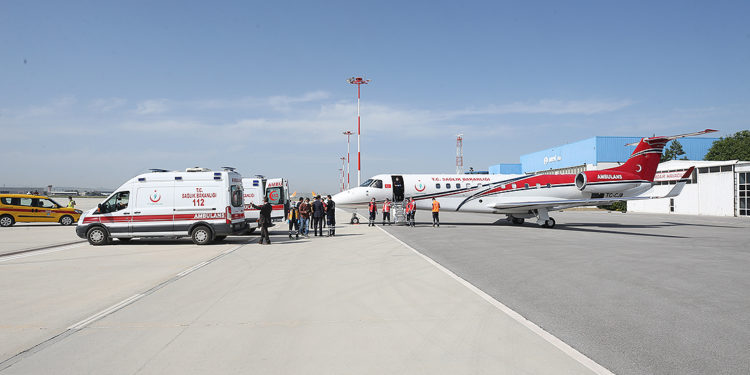 Operasyonla ayrılan siyam ikizleri ambulans uçakla getirildi