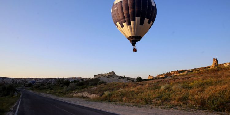 Kapadokya semaları sıcak hava balonlarıyla renklendi