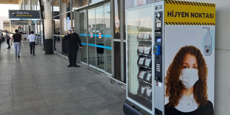 Sabiha Gökçen’e maske ve dezenfektan otomatı