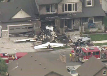 Uçak evin üzerine düştü: 3 ölü, 4 yaralı