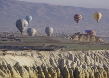 Turistlere Kapodokya’daki balon turlarına şartlı izin