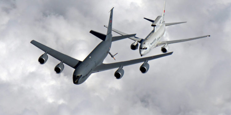 Türk uçağı NATO’ya ait AWACS’a havada yakıt ikmali yaptı