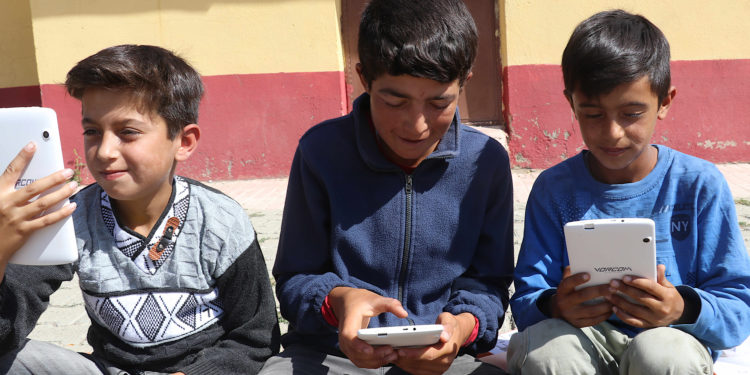 Savunma sanayisinden öğrencilere 21 bin tablet