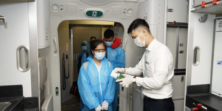 Hangi havayolu 6 ay sonra dış hat uçuşu yaptı?