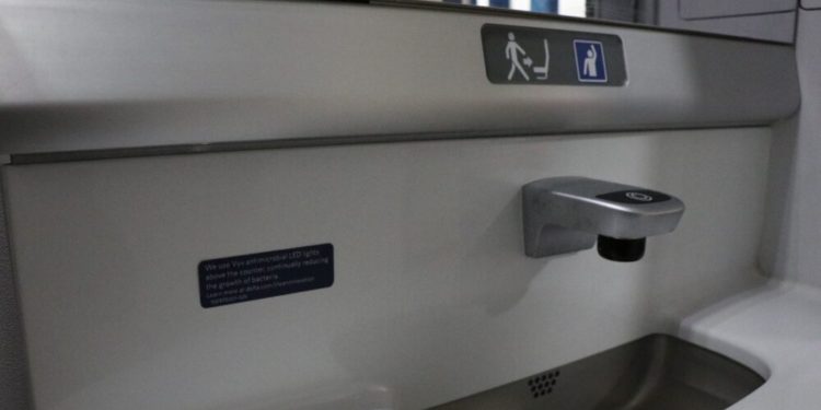 Uçakların tuvaletlerine antimikrobiyal LED aydınlatma