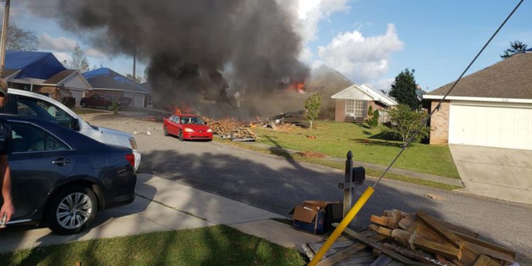 Eğitim uçağı yerleşim yerine düştü: 2 ölü