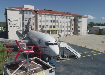 Okul bahçesindeki Boeing 747’ye simülatör eklendi