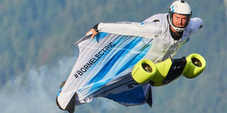 BMW, elektirikli Wingsuit geliştirdi