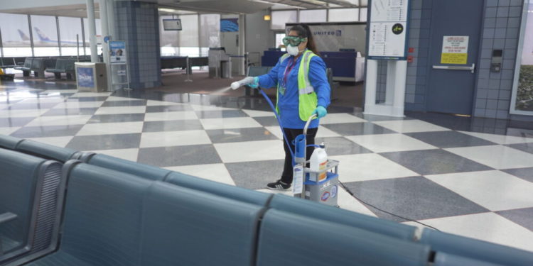 United Airlines elektrostatik spreyle dezenzekte işlemine başladı
