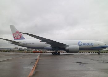 Sipariş verdiği B777F’lerden ilkini teslim aldı