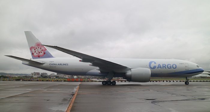 Sipariş verdiği B777F’lerden ilkini teslim aldı