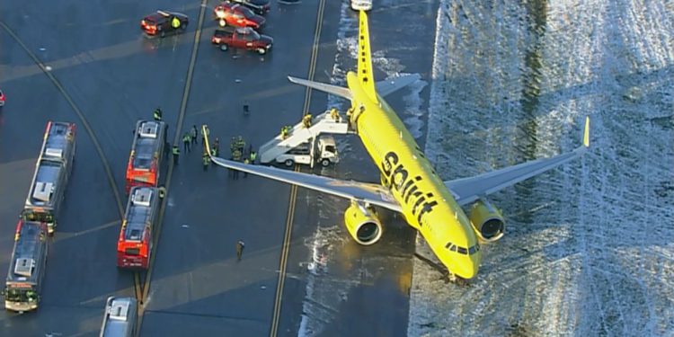 Spirit Havayolları uçağı pistten çıktı