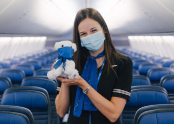 2 yaşında çocuk maske takmadığı için aile uçuşa alınmadı