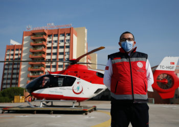 Uçmayı seven hekim ambulans helikopterden ayrılamıyor
