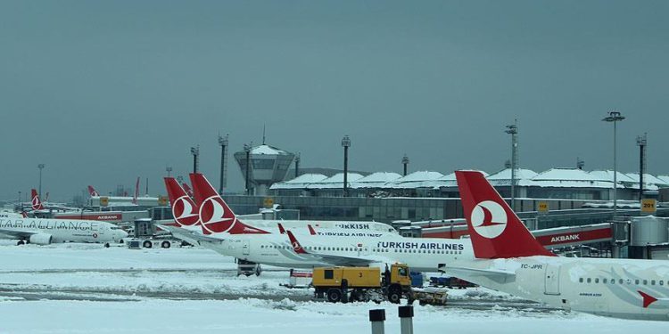 İstanbul Havalimanı’ndaki uçuşlar kar yağışına rağmen sürüyor
