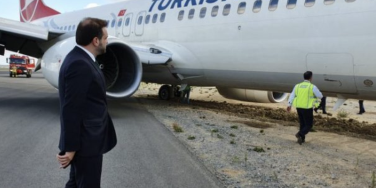THY uçağı pilotaj hatası nedeniyle toprağa saplanmış