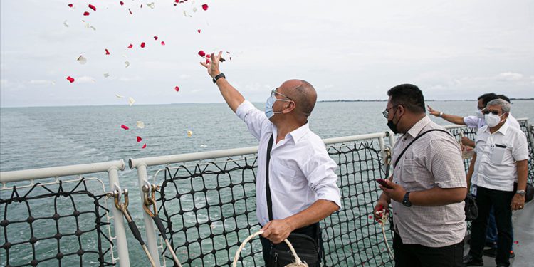 Uçak kazasında ölenler için denize çiçek bırakıldı