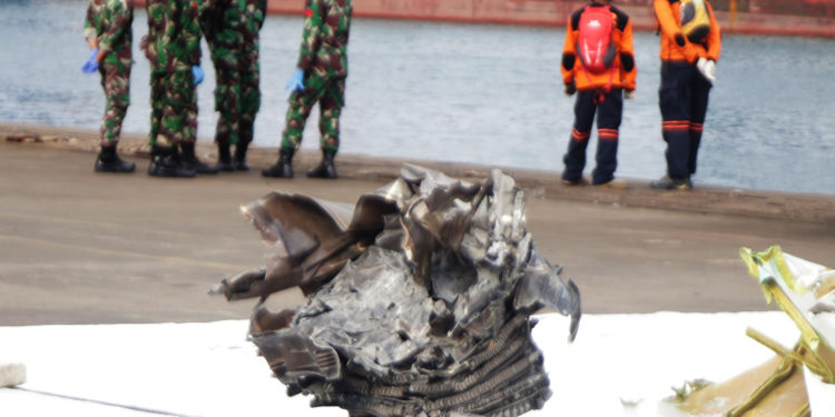 Endonezya’da düşen uçağın parçaları incelemede