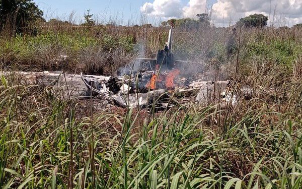 Futbolcuları taşıyan uçak düştü: 6 ölü