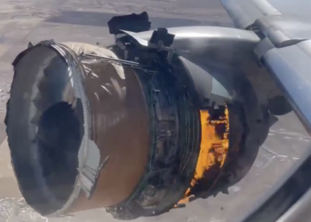 United Airlines uçağının motor parçaları evin bahçesine düştü