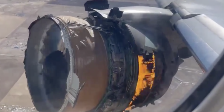 United Airlines uçağının motor parçaları evin bahçesine düştü