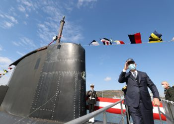 Bakan Akar, TCG Gür denizaltısını ziyaret etti