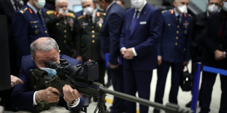 Bakan Akar, Havelsan’da incelemelerde bulundu