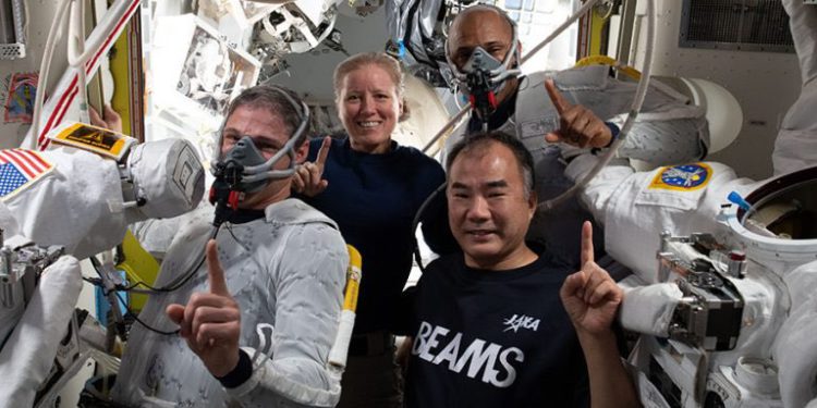 Astronotlar “uzayda kalma” rekoru kırdı
