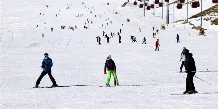 Kayak pistleri tatilcilerle doldu