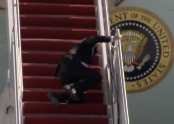 Biden, Air Force One merdivenlerini çıkarken düştü