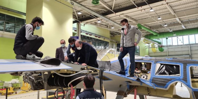 Bakan Varank, seri üretim aşamasındaki AKINCI’yı inceledi