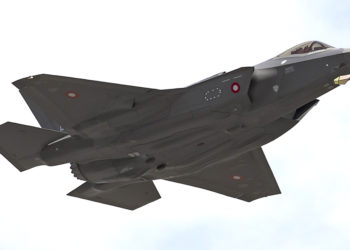 Danimarka’nın ilk F-35’i gökyüzü ile buluştu
