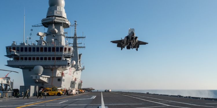 İtalyan uçak gemisi Cavour, F-35B sertifikasını tamamladı