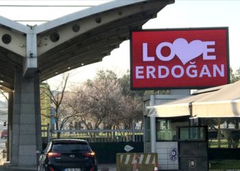 Sabiha Gökçen’de LED ekrana ‘Love Erdoğan’ görseli yansıtıldı