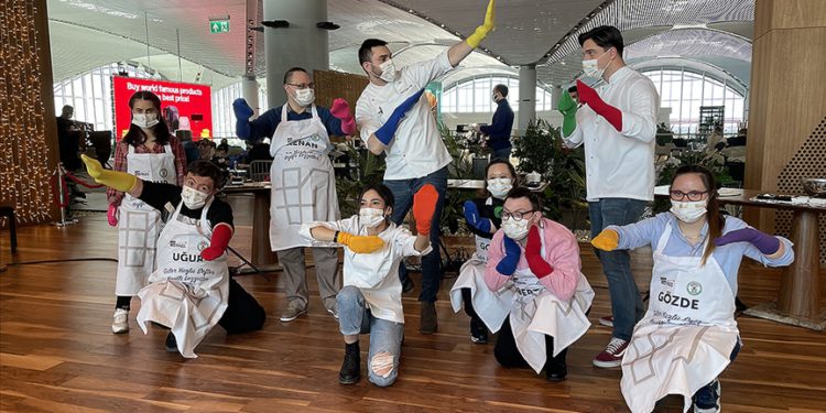 Down Sendromlu gençler İGA Lounge’ta şeflerle kurabiye yaptı
