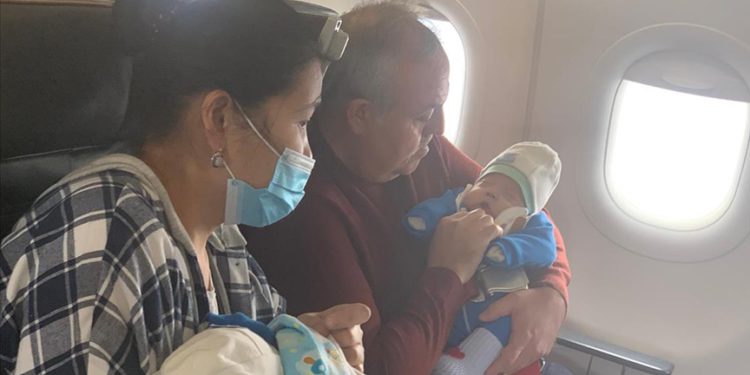 AKP Milletvekili Şeker’den, uçakta rahatsızlanan bebeğe hayati dokunuş